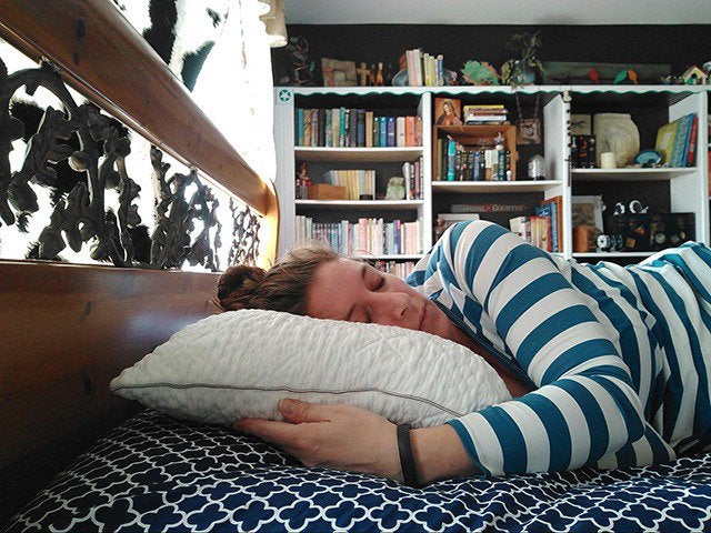 https://www.thesleepjudge.com/wp-content/uploads/2018/04/side-sleeping-with-the-sleep-number-comfortfit-pillow.jpg