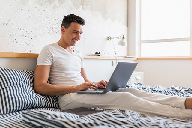 Allergisch Te Smederij Question: What is the Best Way to Sit in Bed with a Laptop? - The Sleep  Judge